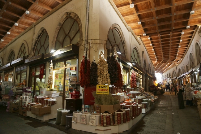 Geçmişin bütün renklerini barındıran 500 yıllık tarihi Kapalı Çarşı